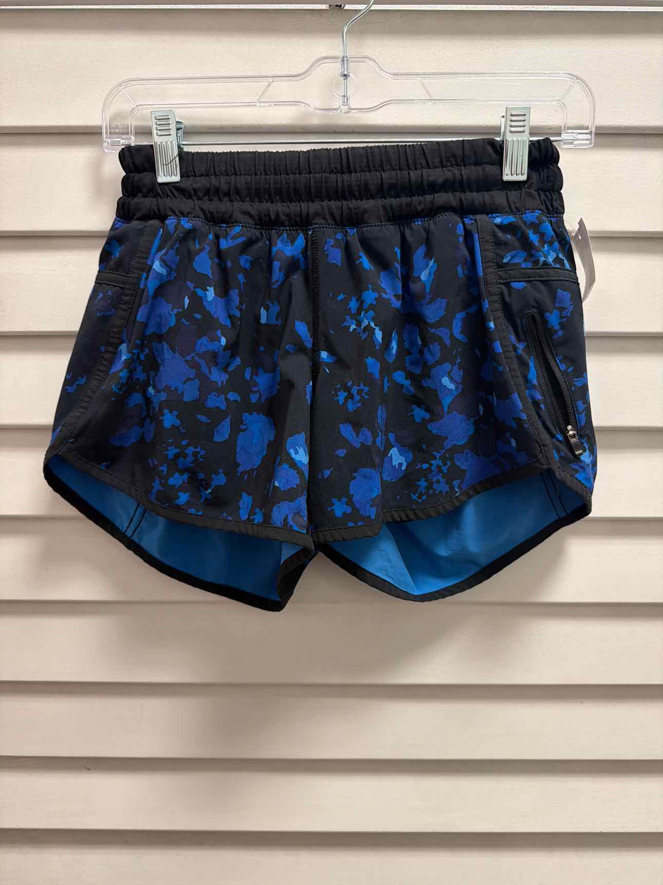 lululemon Size 6 Black & Blue Active Short